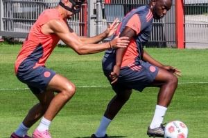 图片报：帕夫洛维奇佩戴面部护具进行对抗训练，可能会提前复出