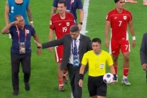 差点被打😰马宁赛后连给印尼3红+遭背后怒推，被安保护送离场