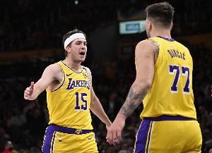 艾顿谈东契奇和里夫斯：他们手感火热 对手只能选择一瓶毒药