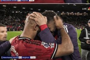 蜂王与狼王！赛后曼联两大新援姆伯莫和库尼亚紧紧拥抱庆祝胜利