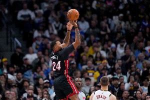 疑似受伤！鲍威尔半场仅出战13分钟 11投4中得11分2板2助