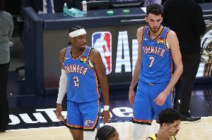 切特:暂停时我建议球队多冲篮下 然后SGA连进两球 这让我闭嘴